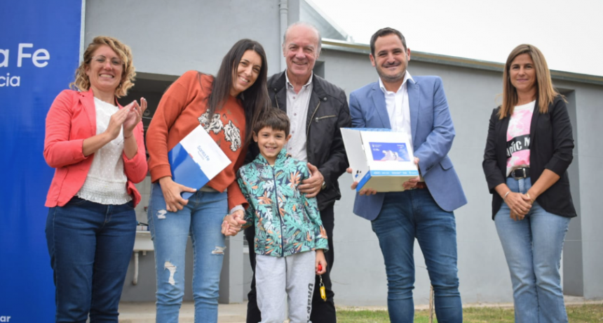 La Provincia entreg&oacute; 10 viviendas en Arteaga