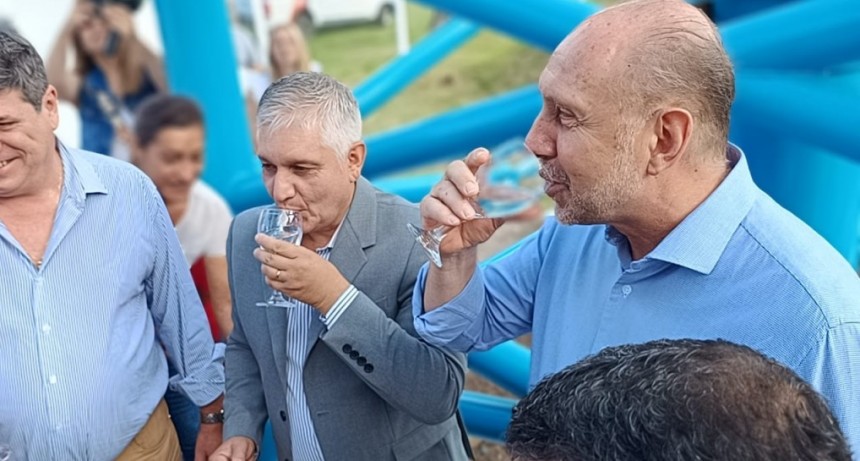 El primer intendente de Sauce Viejo, Mario Papaleo, inaugur&oacute; la obra de agua potable
