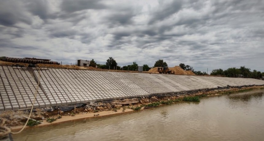 Obra provincial contra inundaciones: la defensa del terrapl&eacute;n Garello en Santa Fe ya supera el 60% de obra