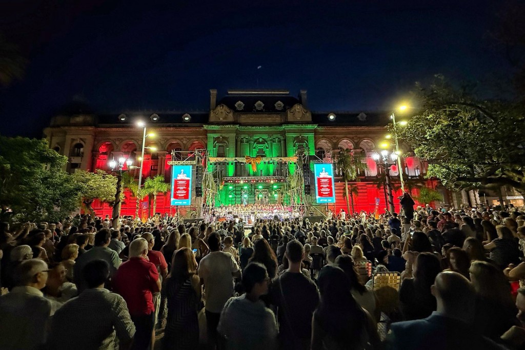 Más de 3 mil personas disfrutaron del concierto “Santa Fe Canta la Navidad” en la Plaza 25 de Mayo