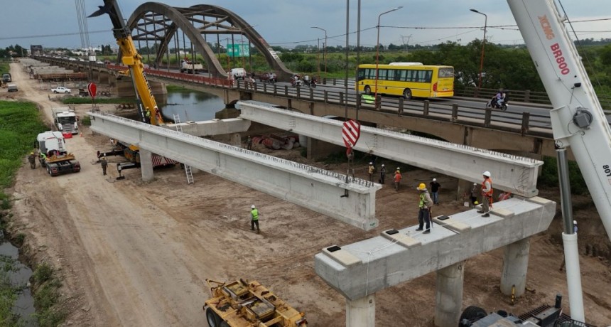 Puente Santa Fe-Santo Tom&eacute;: comenz&oacute; la colocaci&oacute;n de las vigas longitudinales