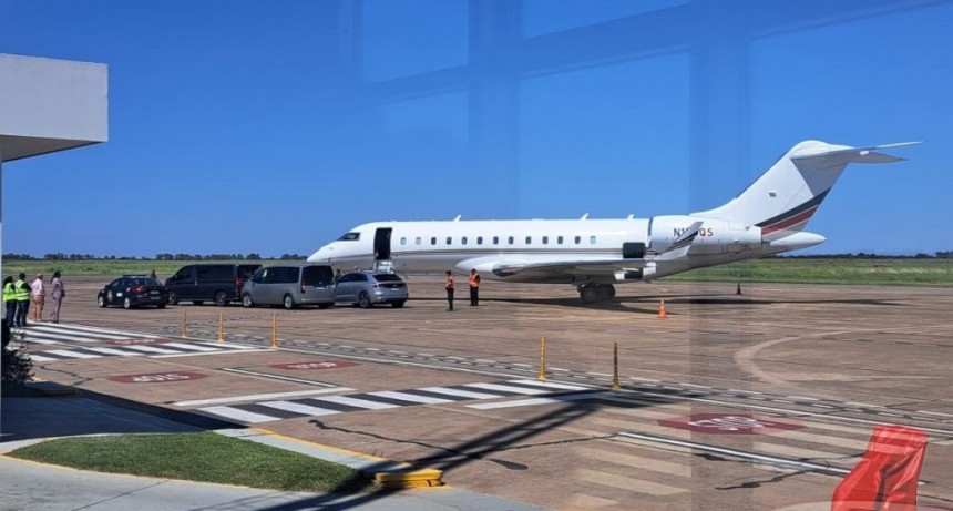Messi en el Aeropuerto Internacional de Sauce Viejo: más de mil personas recibieron al GOAT sin inconvenientes